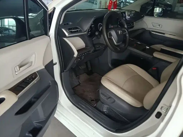 Toyota Sienna — Фото автомобиля 15
