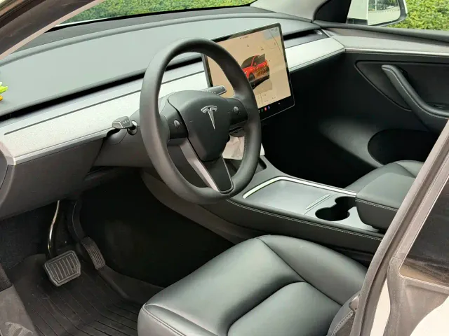 Tesla Model Y — Фото автомобиля 8