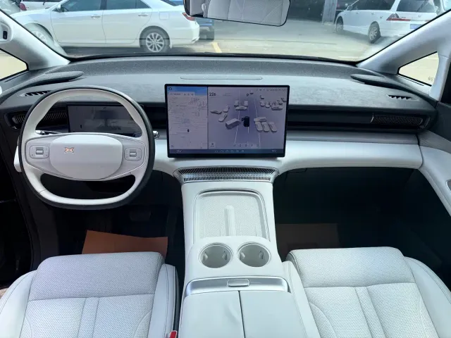 Xpeng X9 — Фото автомобиля 14