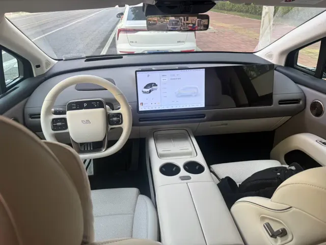 Li Auto i8 — Фото автомобиля 8