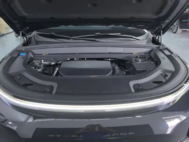 Li Auto L8 — Фото автомобиля 10