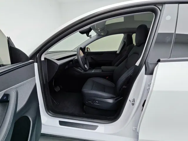 Tesla Model Y — Фото автомобиля 11