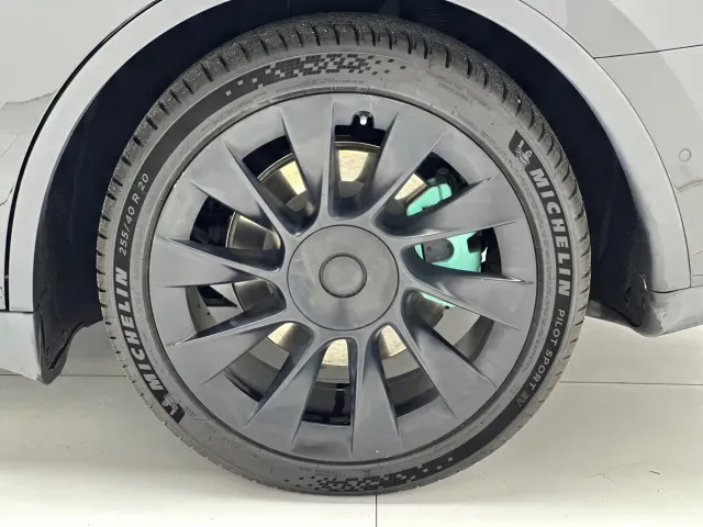Tesla Model Y — Фото автомобиля 19