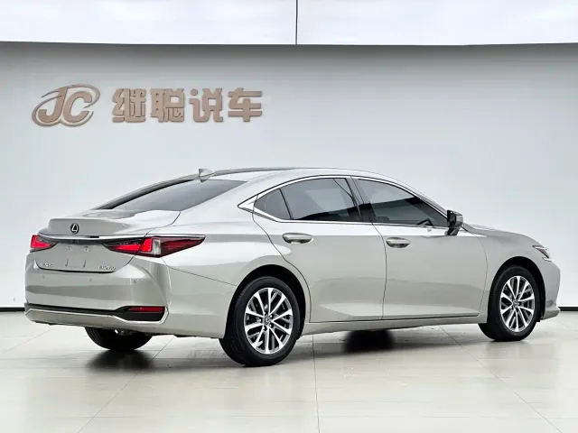 Lexus ES — Фото автомобиля 5