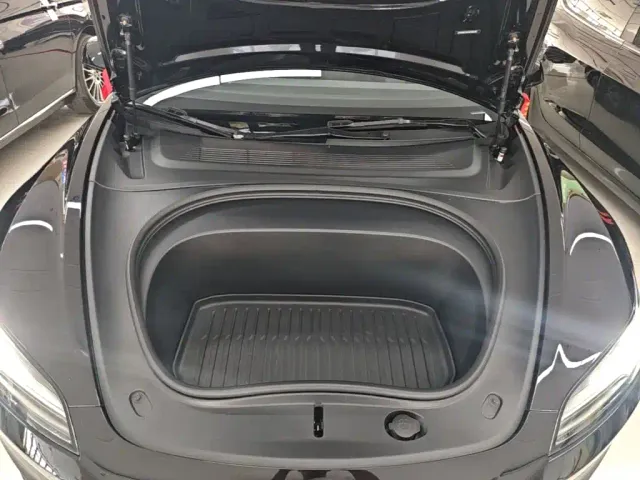Tesla Model 3 — Фото автомобиля 15