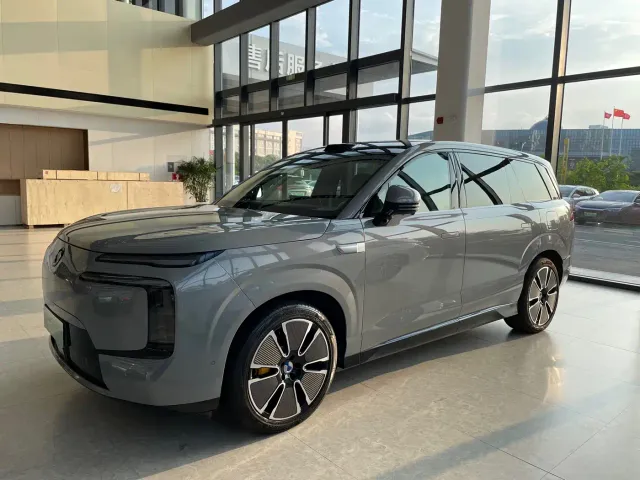 Denza Denza N8L 2025 Standard — Фото автомобиля 2