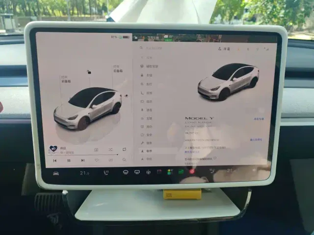 Tesla Model Y — Фото автомобиля 12