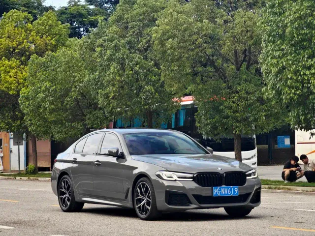 BMW 5 Series — Фото автомобиля 3