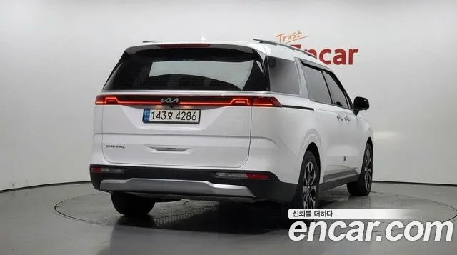 Kia Carnival Generation 4 — Фото автомобиля 4