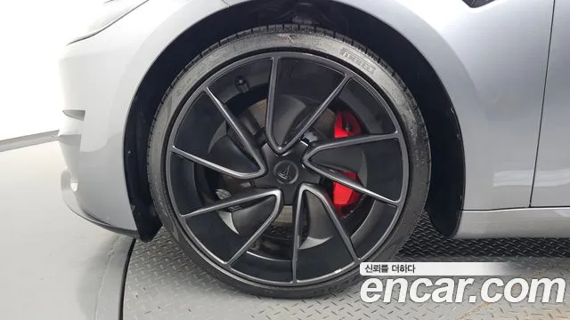 Tesla Model 3 — Фото автомобиля 4