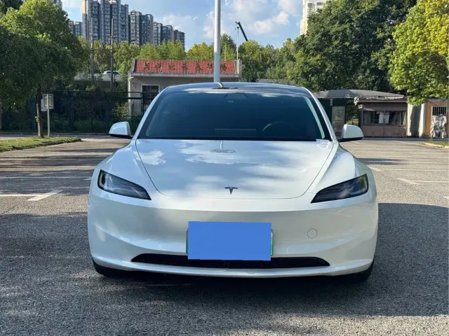 Tesla Model 3 — Фото автомобиля 2
