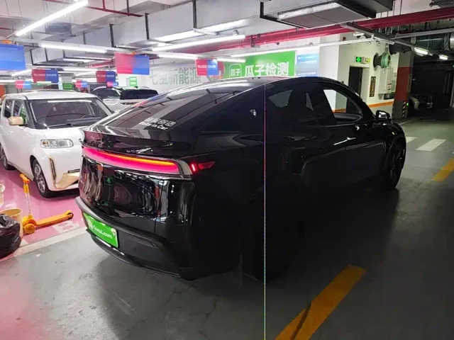 Tesla Model Y — Фото автомобиля 6