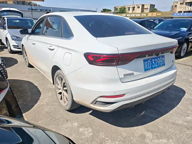 Geely Emgrand — Фото автомобиля 16
