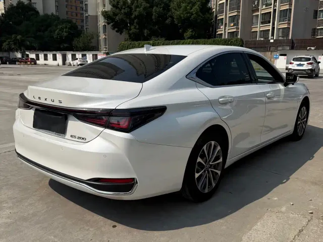 Lexus ES — Фото автомобиля 16