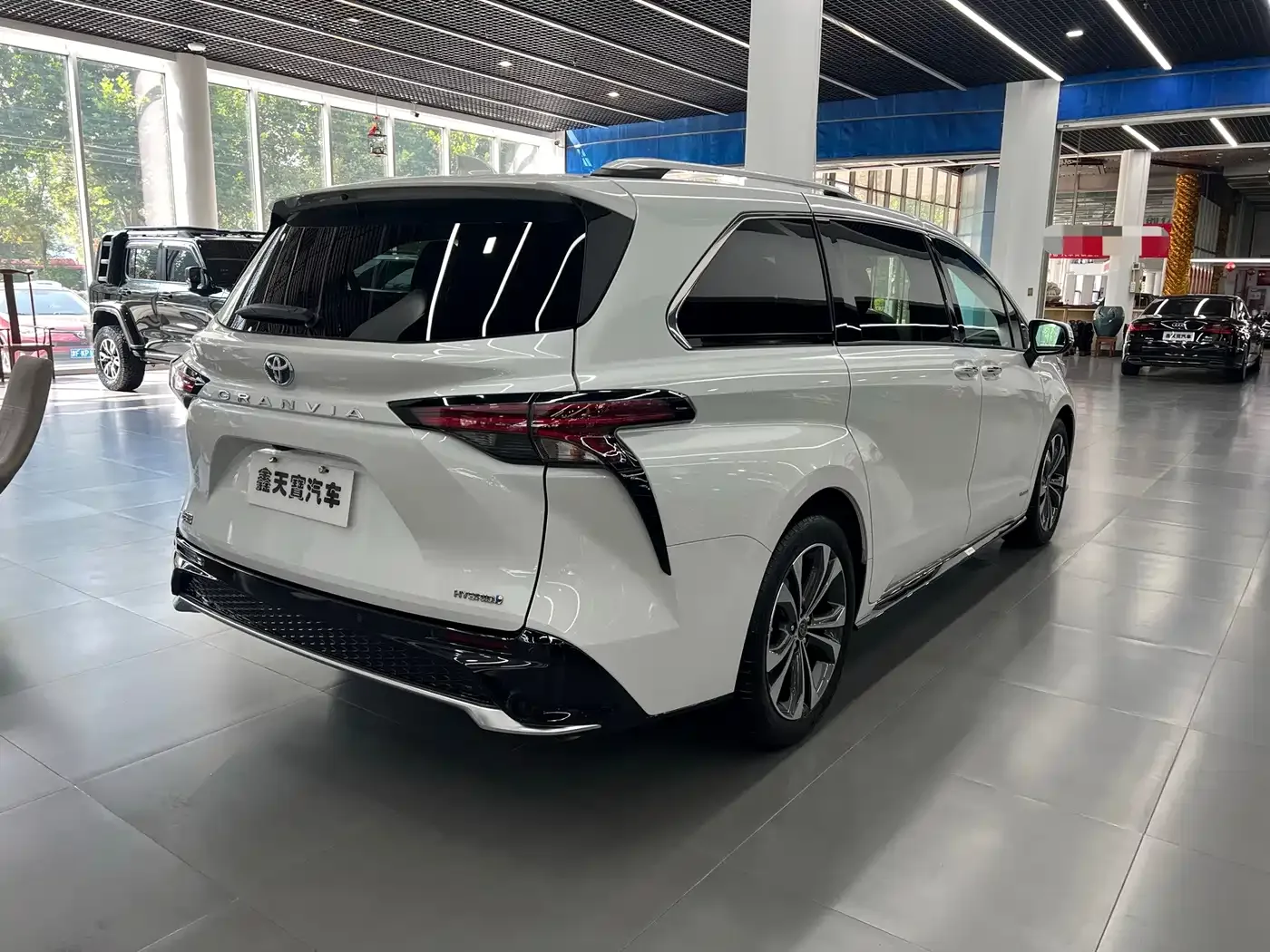 Toyota Granvia 2022 Model Year 2.5L Hybrid Flagship Edition — Фото автомобиля 3