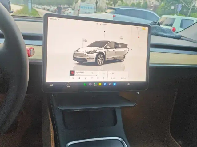 Tesla Model Y — Фото автомобиля 13