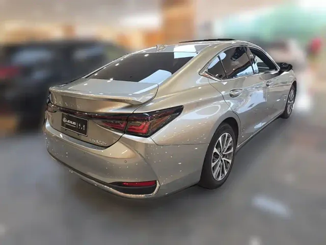 Lexus ES — Фото автомобиля 9