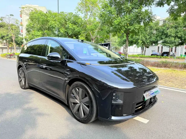 Li Auto i8 — Фото автомобиля 3