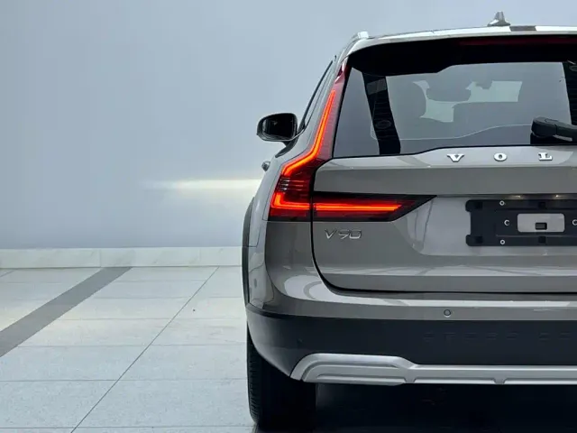 Volvo V90 — Фото автомобиля 11