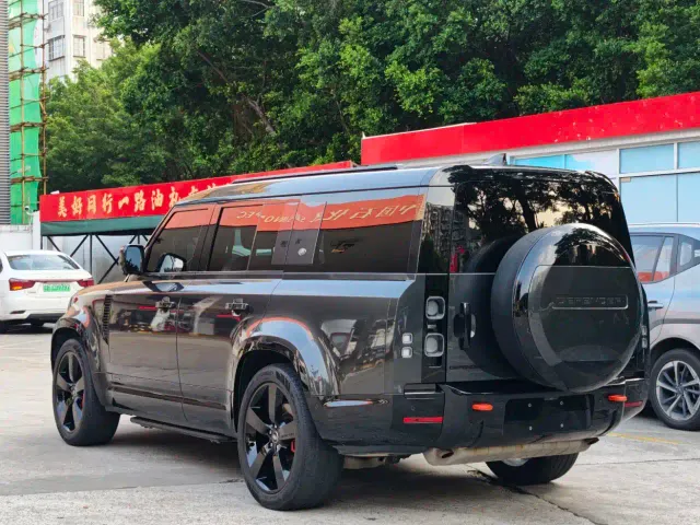 Land Rover Defender — Фото автомобиля 12