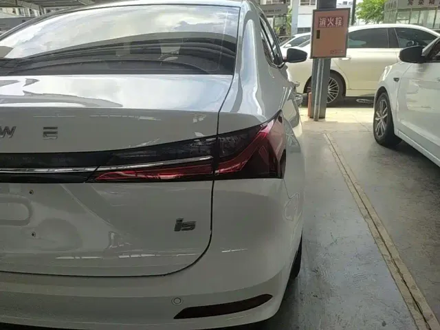 Roewe i5 — Фото автомобиля 7