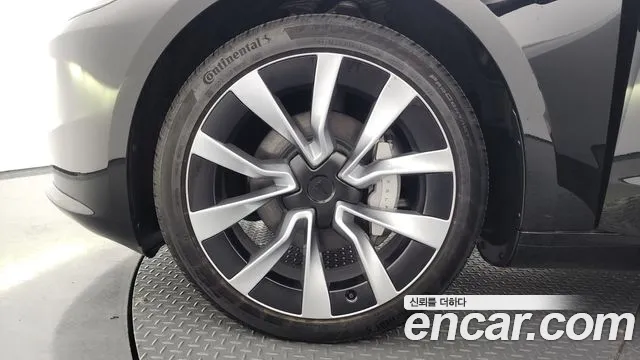 Tesla Model 3 — Фото автомобиля 5
