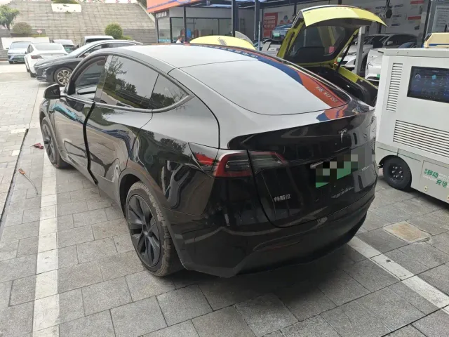Tesla Model Y — Фото автомобиля 9