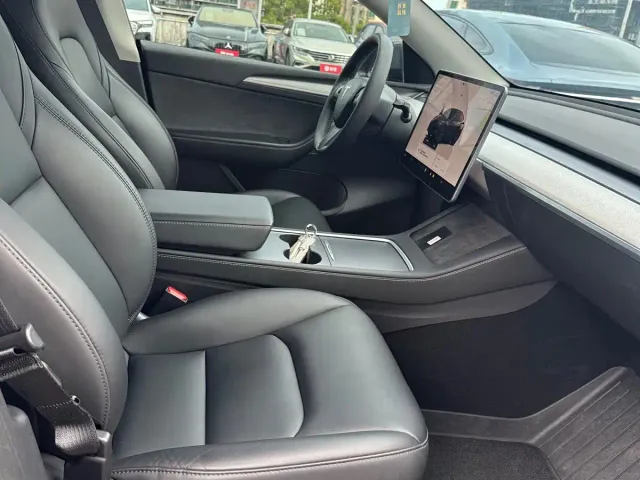 Tesla Model Y — Фото автомобиля 13