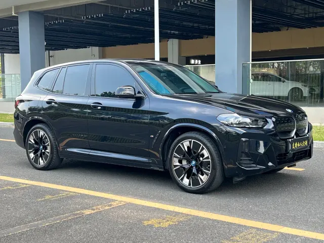 BMW iX3 — Фото автомобиля 3