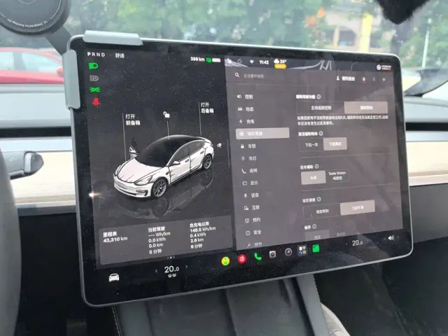 Tesla Model 3 — Фото автомобиля 14