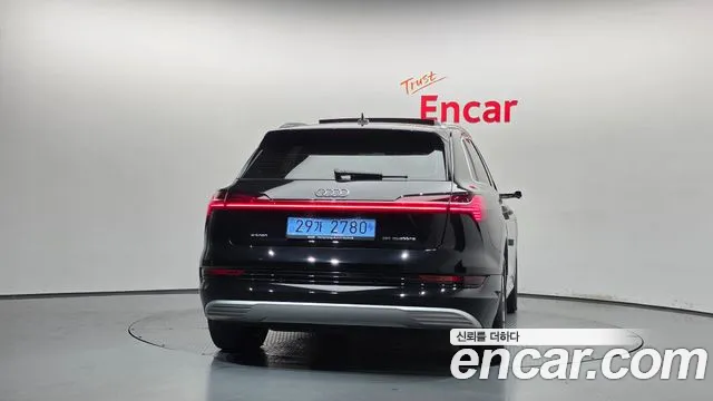 Audi e-tron — Фото автомобиля 4
