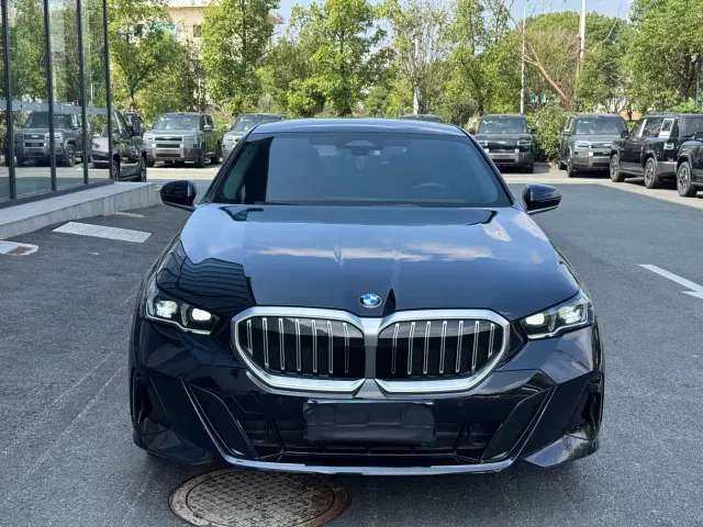 BMW 5 Series — Фото автомобиля 2