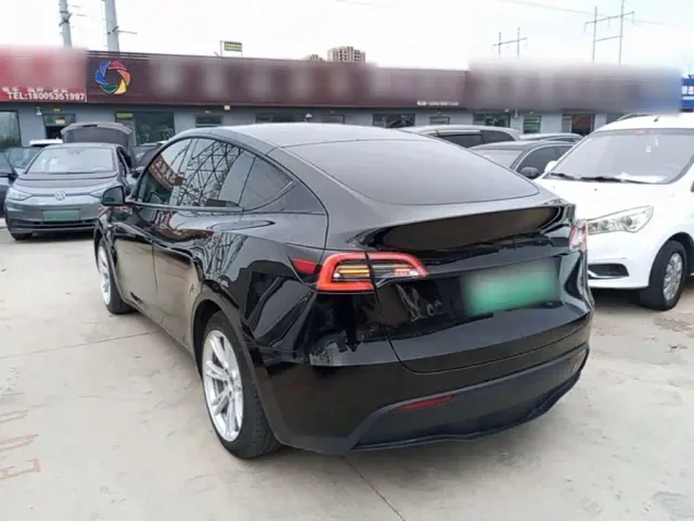 Tesla Model Y — Фото автомобиля 4