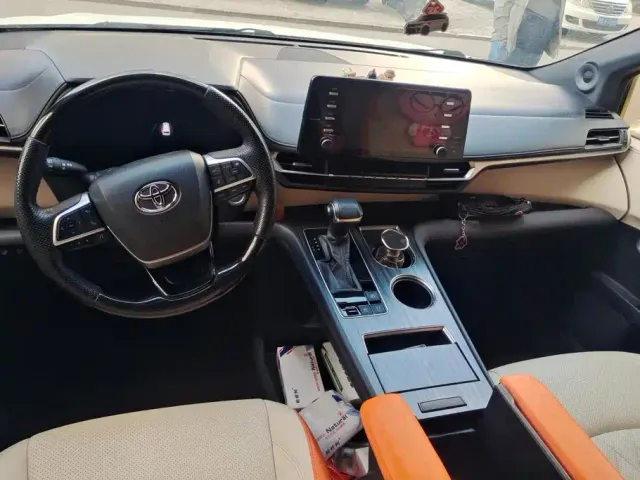 Toyota Sienna — Фото автомобиля 12
