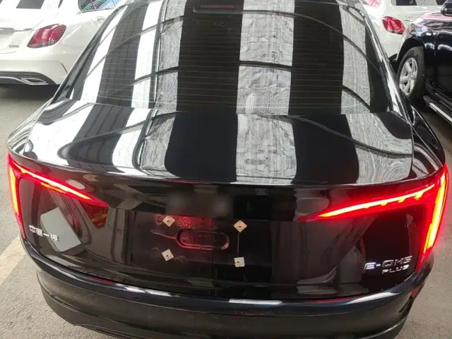 Hongqi E-QM5 — Фото автомобиля 5