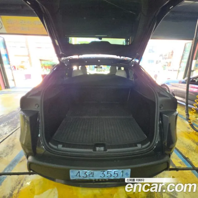 Tesla Model Y — Фото автомобиля 9