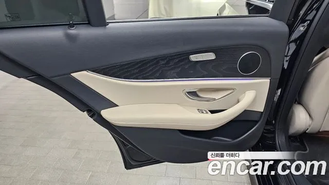 Mercedes-Benz E-Class — Фото автомобиля 24