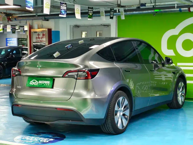 Tesla Model Y — Фото автомобиля 17