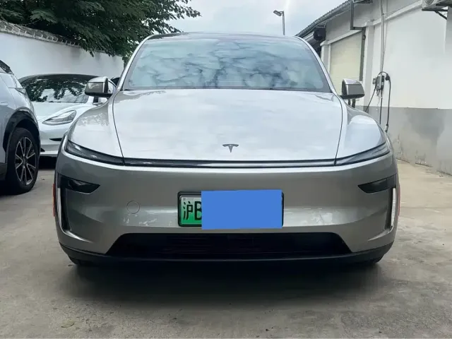 Tesla Model Y L — Фото автомобиля 2
