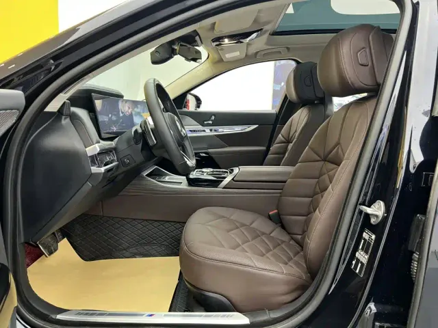 BMW 7 Series — Фото автомобиля 16