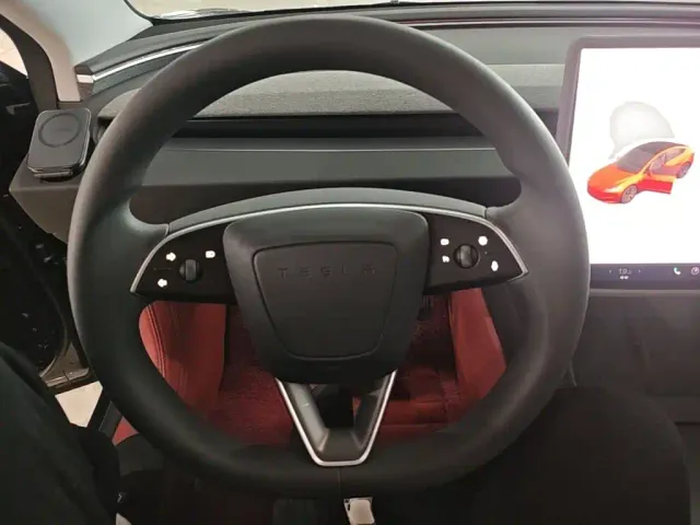 Tesla Model 3 — Фото автомобиля 10