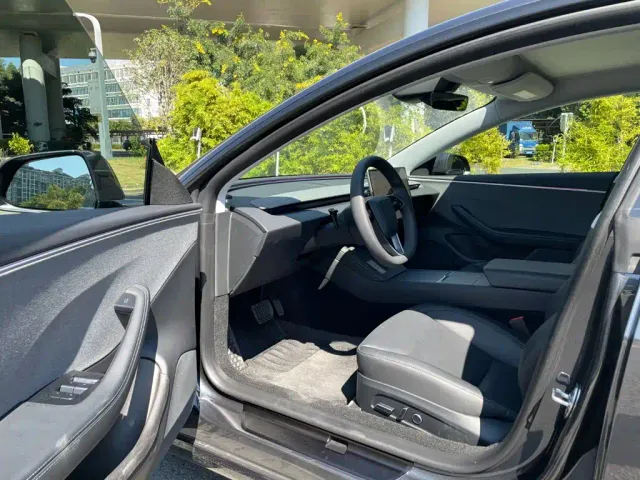 Tesla Model 3 — Фото автомобиля 8
