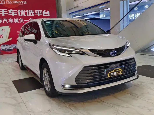 Toyota Sienna — Фото автомобиля 3