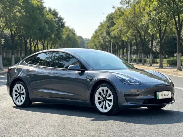 Tesla Model 3 — Фото автомобиля 3