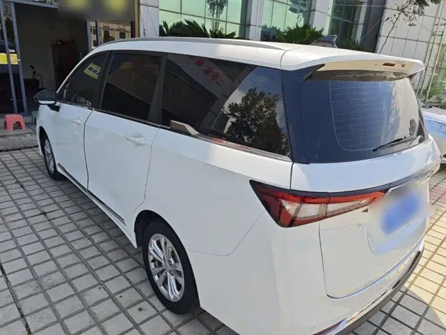 Wuling Jiachen — Фото автомобиля 4
