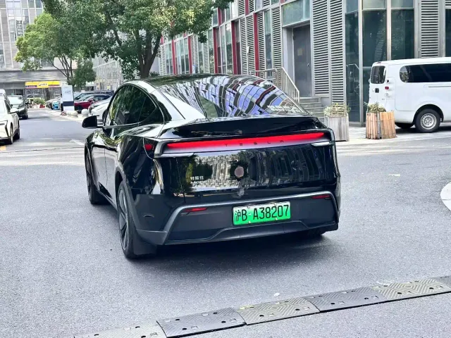 Tesla Model Y — Фото автомобиля 9