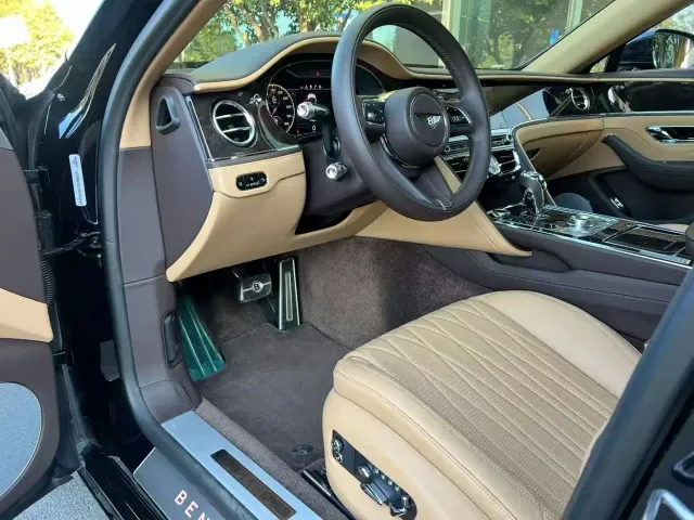 Bentley Flying Spur 2021 4.0T V8 Standard Version — Фото автомобиля 3