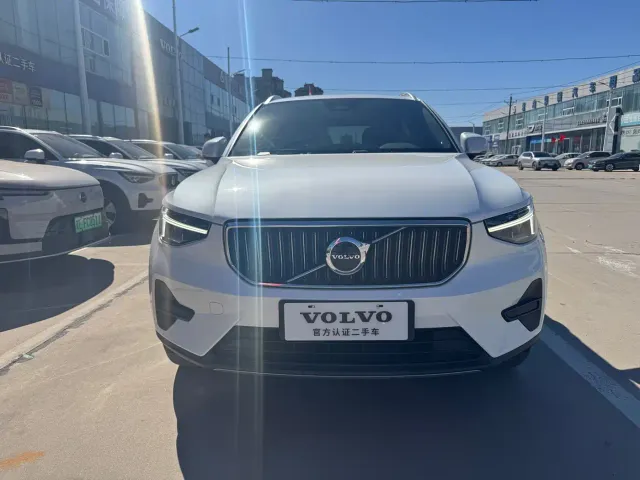 Volvo XC40 — Фото автомобиля 2