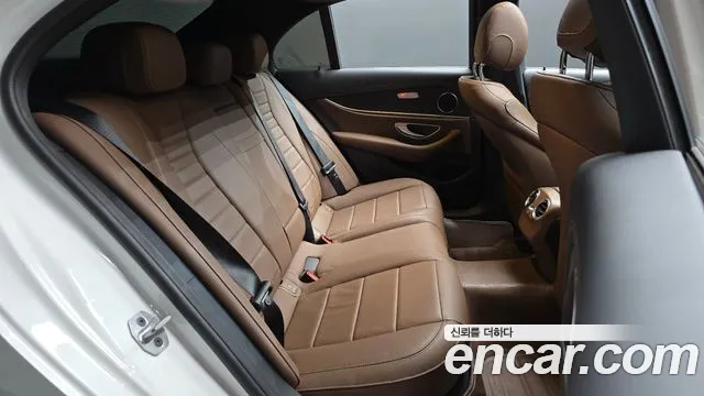 Mercedes-Benz E-Class — Фото автомобиля 12