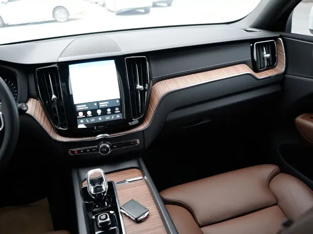 Volvo XC60 — Фото автомобиля 17